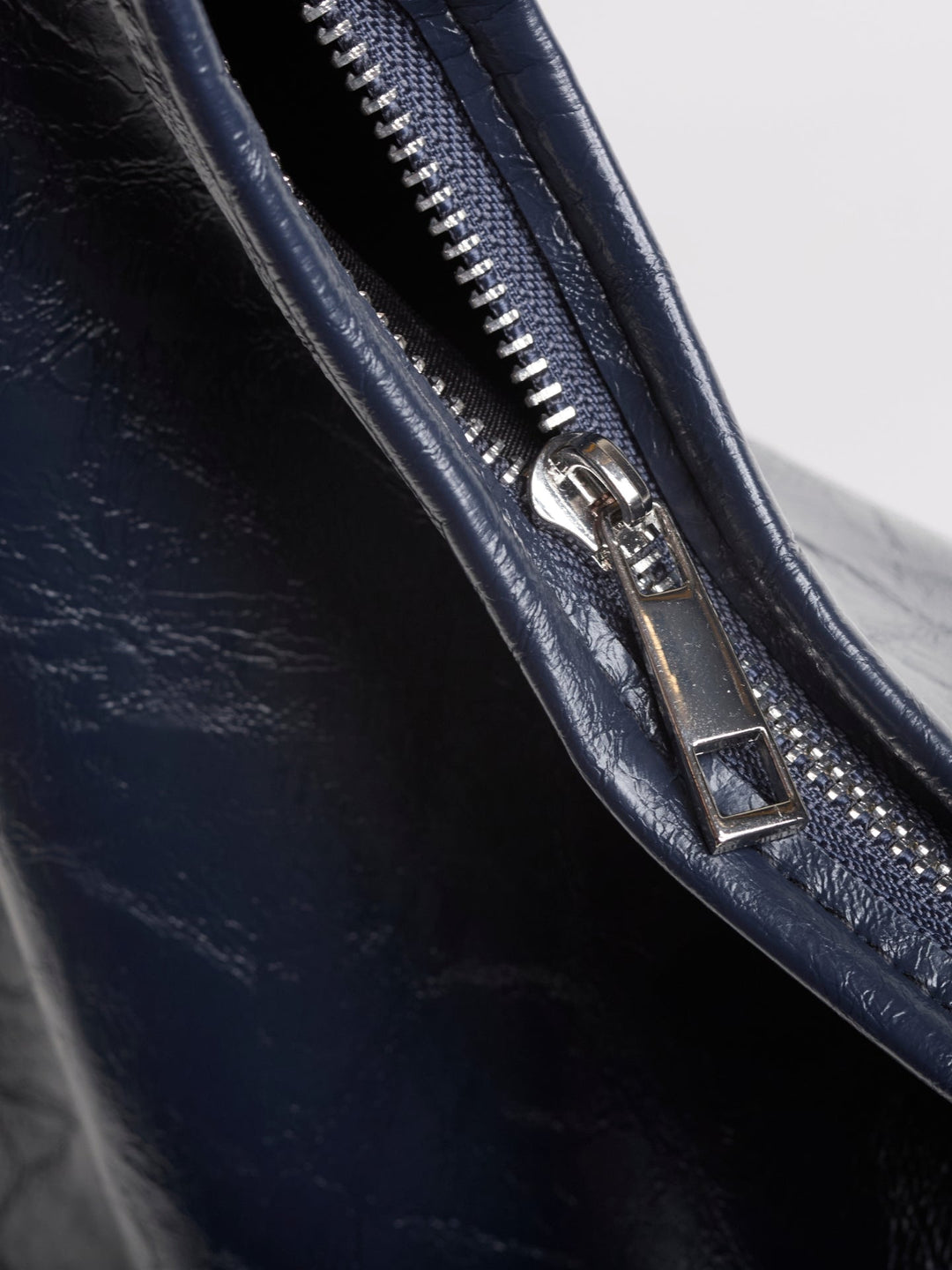 Scarlett Distressed Leather Tote - Zipper Version