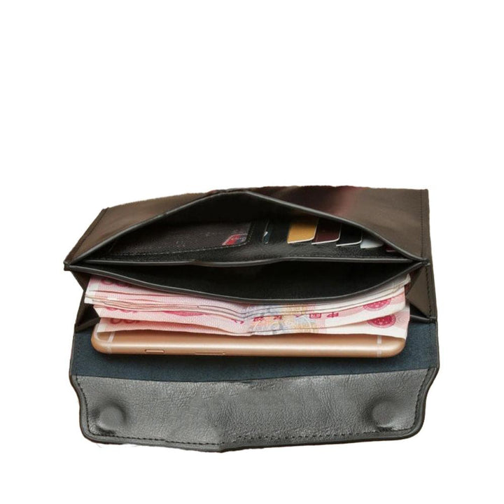 Classic folding wallet with magnetic flap